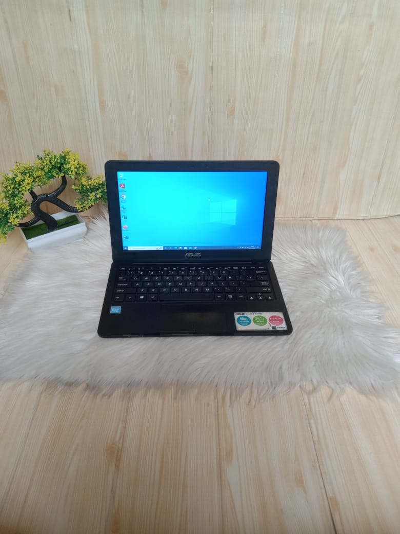 Netbook Asus E202S | INTEL N3060 | RAM 2 GB | HDD 500 GB