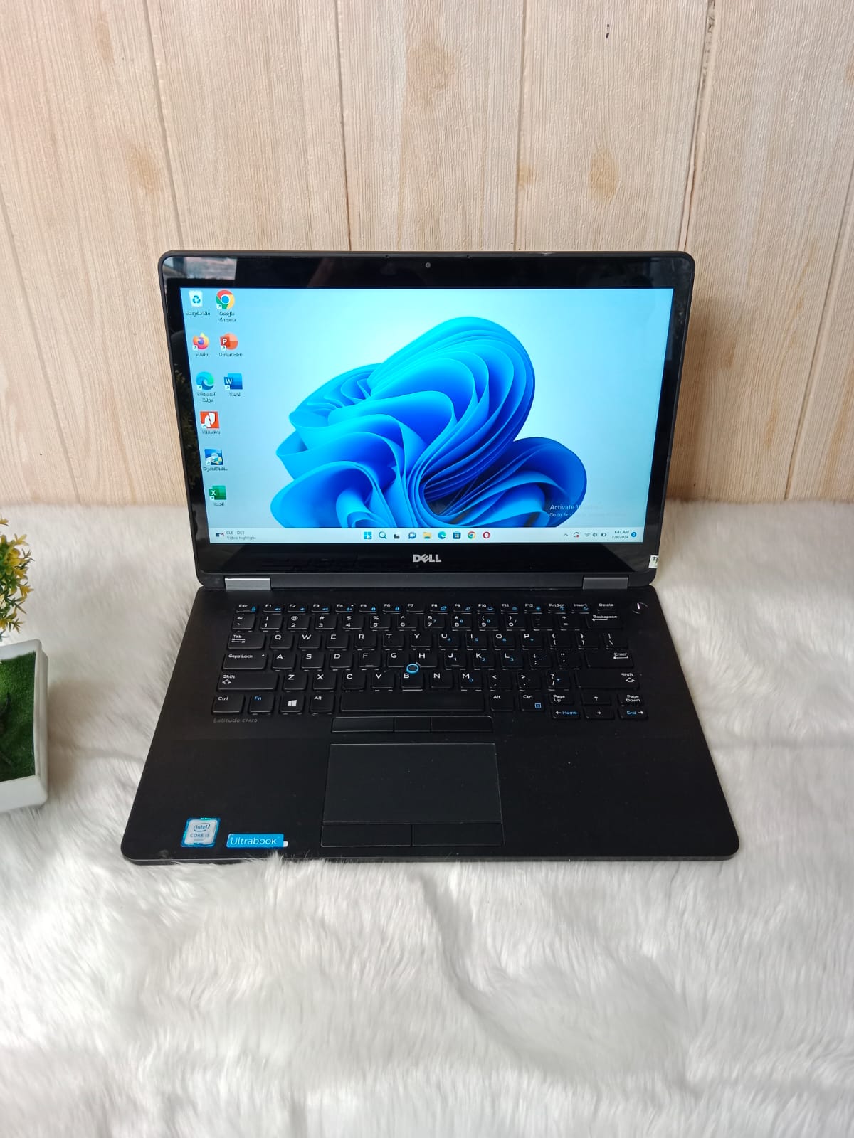 Laptop Dell Latitude E7470 | Intel Core i5 Skylake – 6200U | RAM 8 GB | SSD 256 GB | Touchscreen | Keyboard Nyala