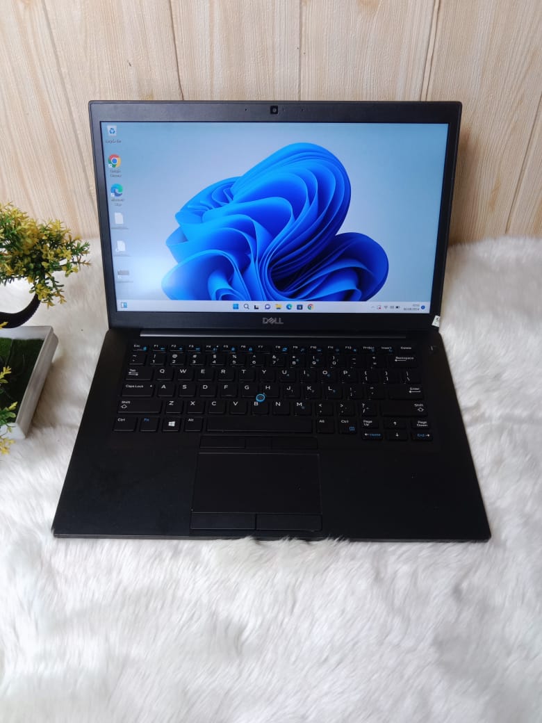 Laptop Dell Latitude 7490 | Intel Core i7 Kabylake-R – 8650U | RAM 8 GB | SSD 256 GB | KEYBOARD NYALA